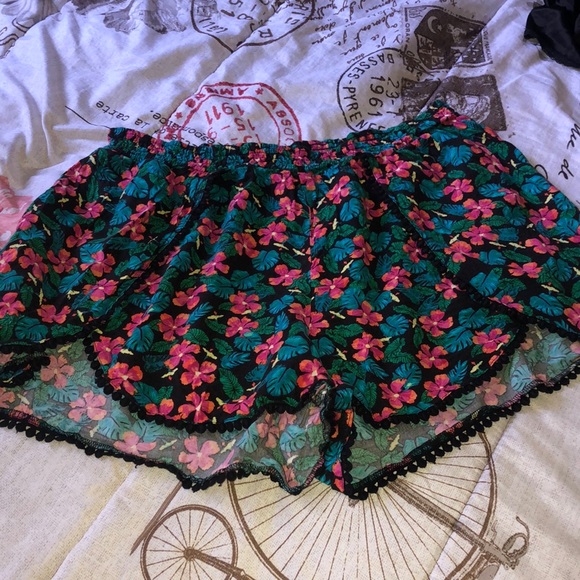 L'Amour Pants - L’Amour Nanette Lepore- boho floral pompom shorts- bohemian beachy style